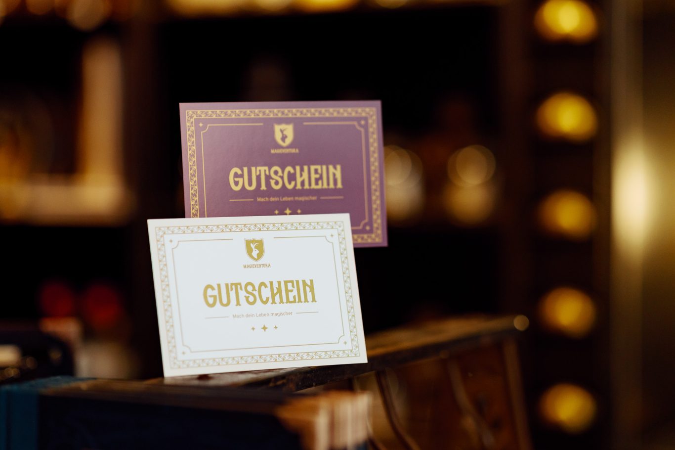 Gutscheine Magieventura Zwei Gutscheinkarten auf einem Tisch, eine lila und eine weiße Karte.